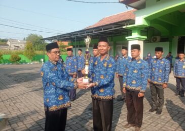 Raih Juara Kesatu, KaKanKemenag Sampang Apresiasi Tim Gerak Jalan di Apel Rutin 17an