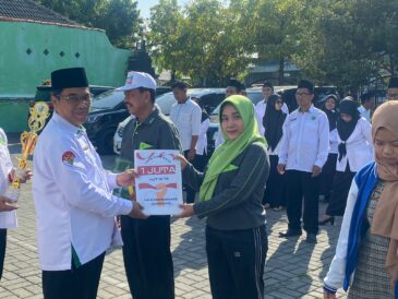 Gelar Apel Apresiasi, KaKan Kemenag Sampang Berikan Penghargaan Pada  Para Juara